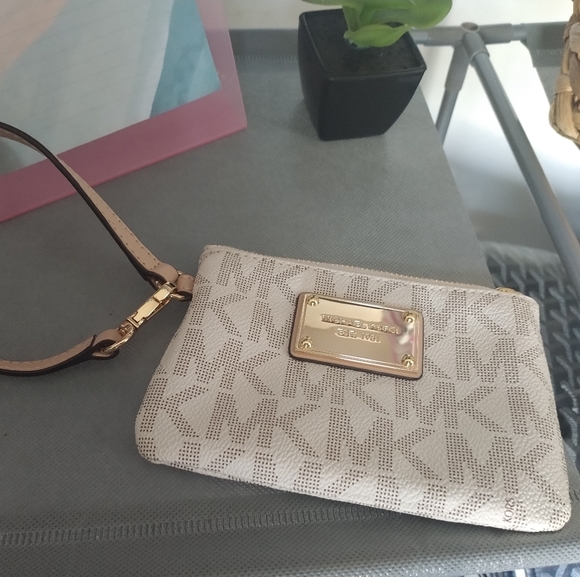 Michael Kors Jet Set Monogram Wristlet - Picture 4 of 9